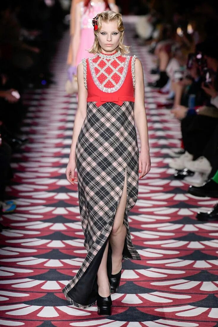 Миу миу показ. Miu miu показ 2025. miu miu коллекция 2025. миу миу показ мод. miu miu catwalk.