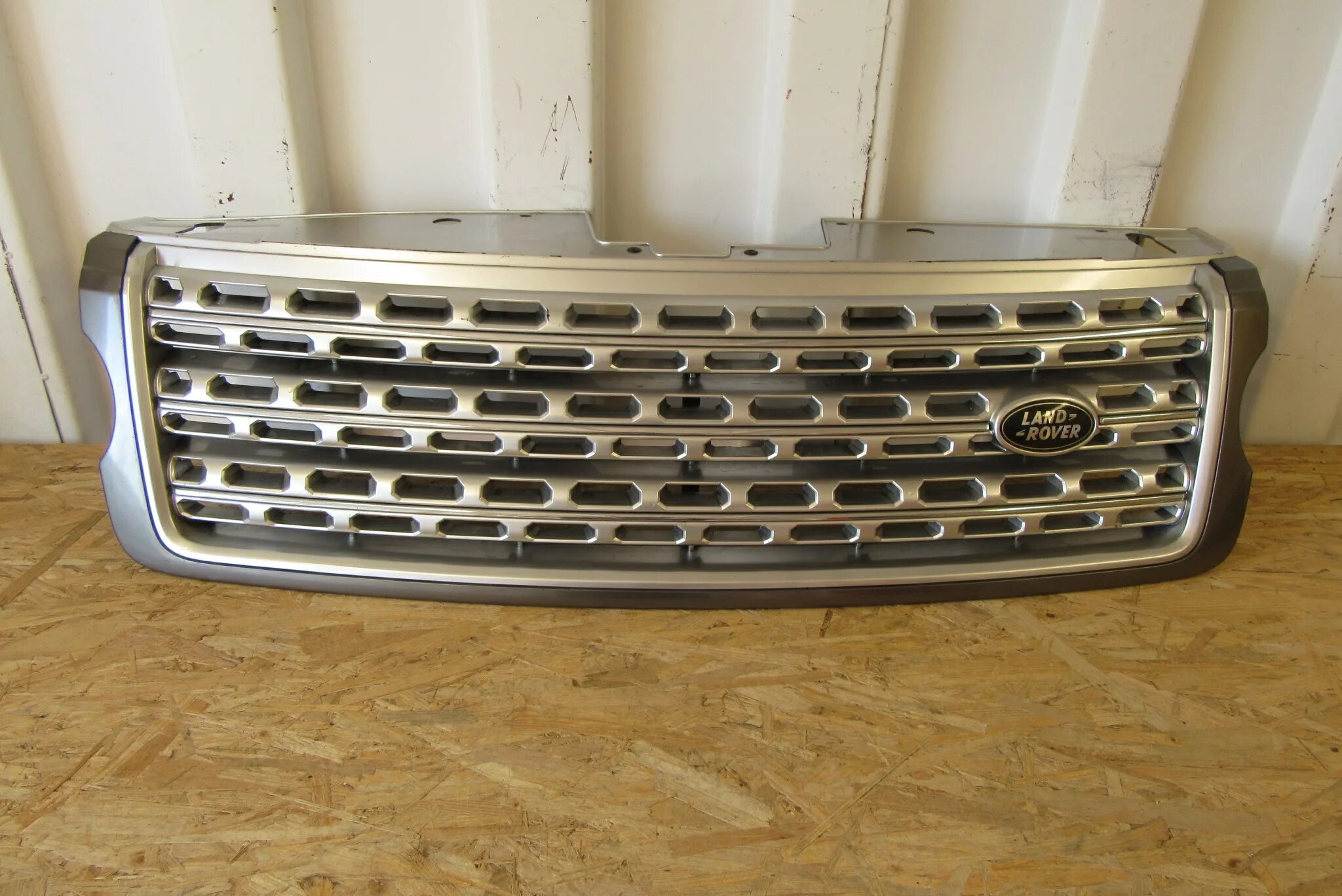 Lr077427. Ленд ровер фрилендер решетка радиатора. Решетка ленд крузер 100 хром. Решетка радиатора ленд. Рендж ровер 4 решетка радиатора.