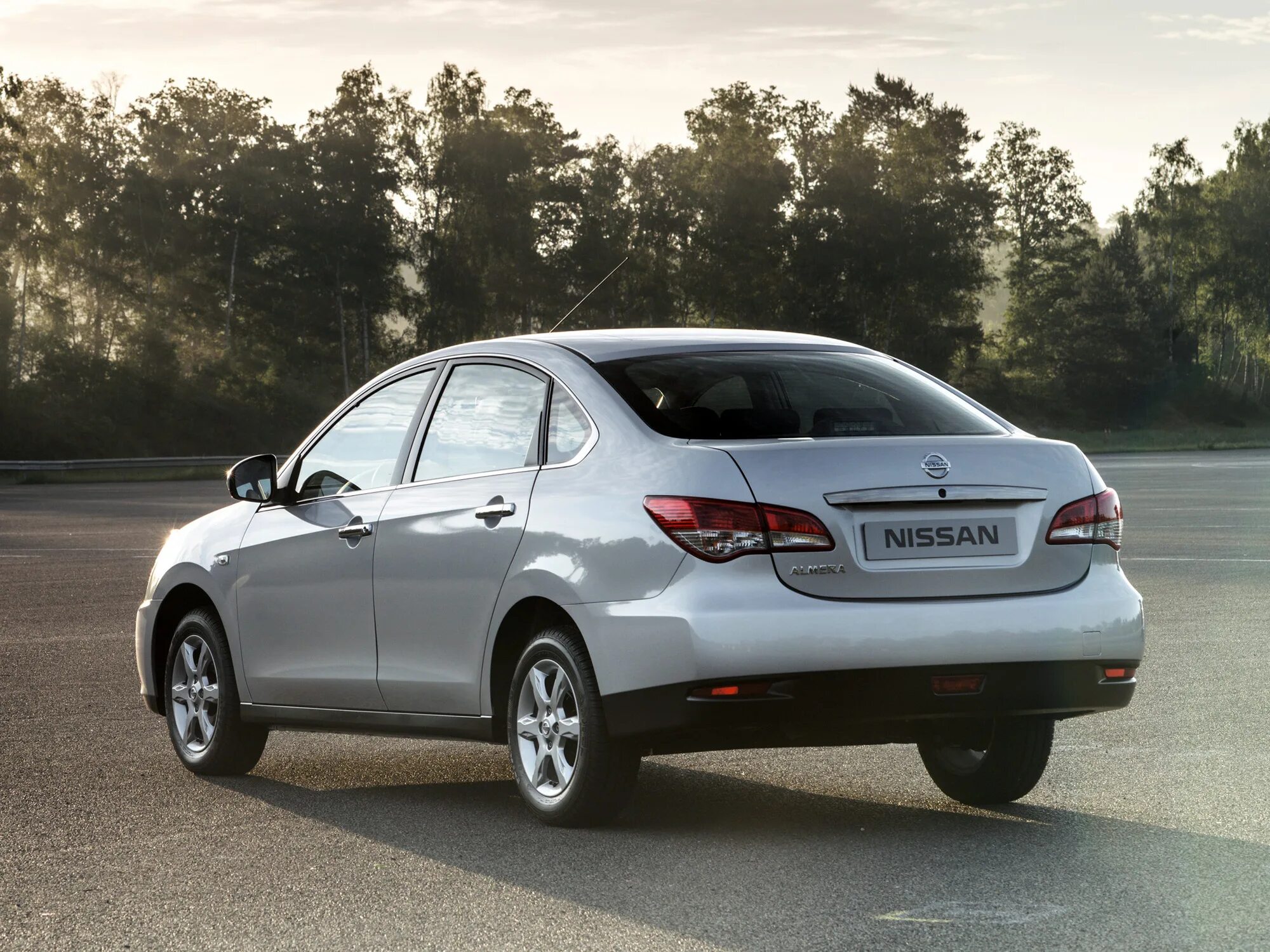 Nissan versa 2019. Nissan qashqai 2013 1. 6 mt. Nissan almera 2014 салон. Nissan qashqai, 2007 1 поколение.