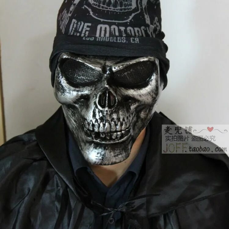 парень в маске черепа