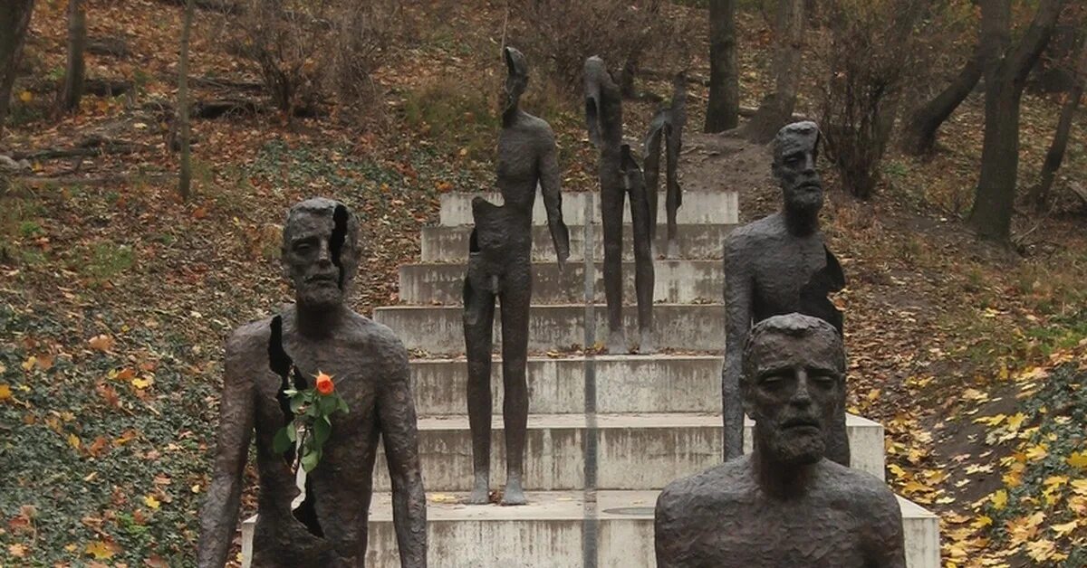 Страшные памятники коммунизма. Памятник коммунизму в праге. Памятник коммунизму. Прага монумент жертвам коммунизма. Памятник жертвам коммунизма вашингтон.