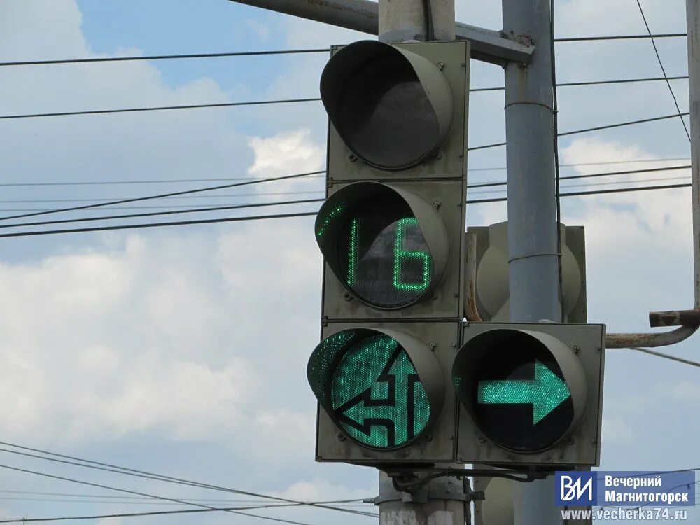 Дополнительная зеленая стрелка на светофоре налево. Светофор со стрелкой. Светофор с дополнительной секцией. Стрелка светофора направо доп секция. Зеленая стрелка светофора.