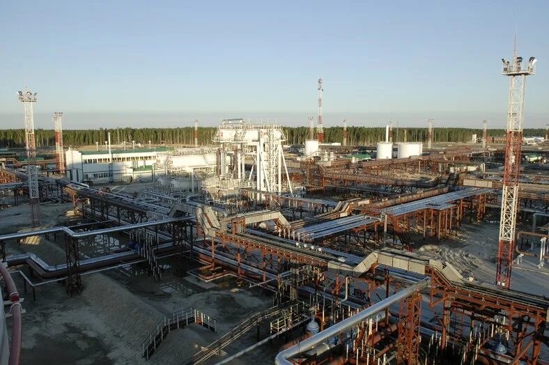 Сургутское месторождение нефти. Буровая вышка нефтяная сургутнефтегаз. Сургут месторождение нефти. Сургутское нефтяное месторождение. Сургут добыча нефти.