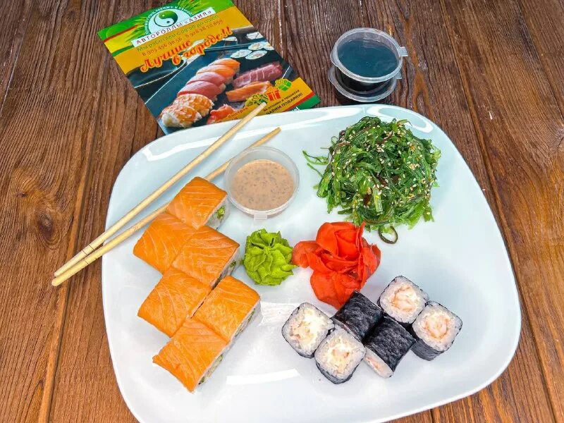 суши бар. филадельфия эби в кунжуте. суши сет на столе. ролл на дом краснодар. вкусные суши.