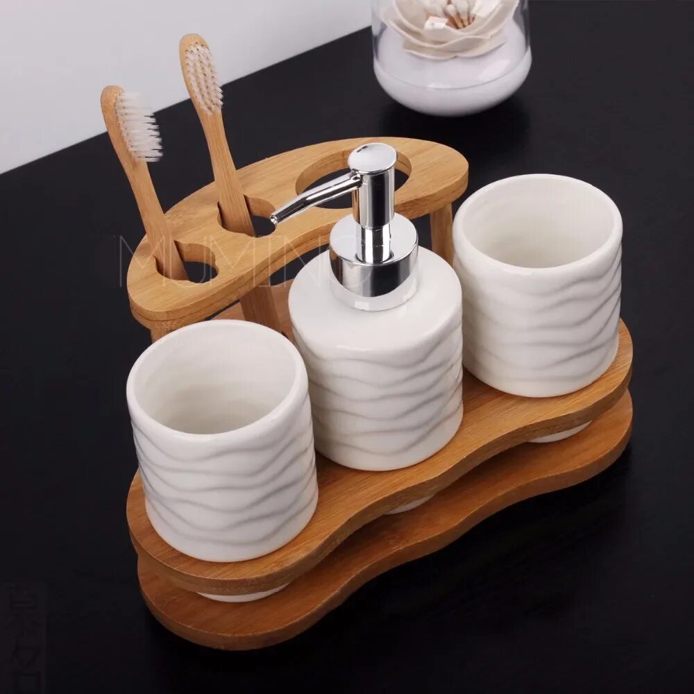 Принадлежности для ванной комнаты. Набор для ванной. Керамический набор для ванной. Деревянные аксессуары для ванной.