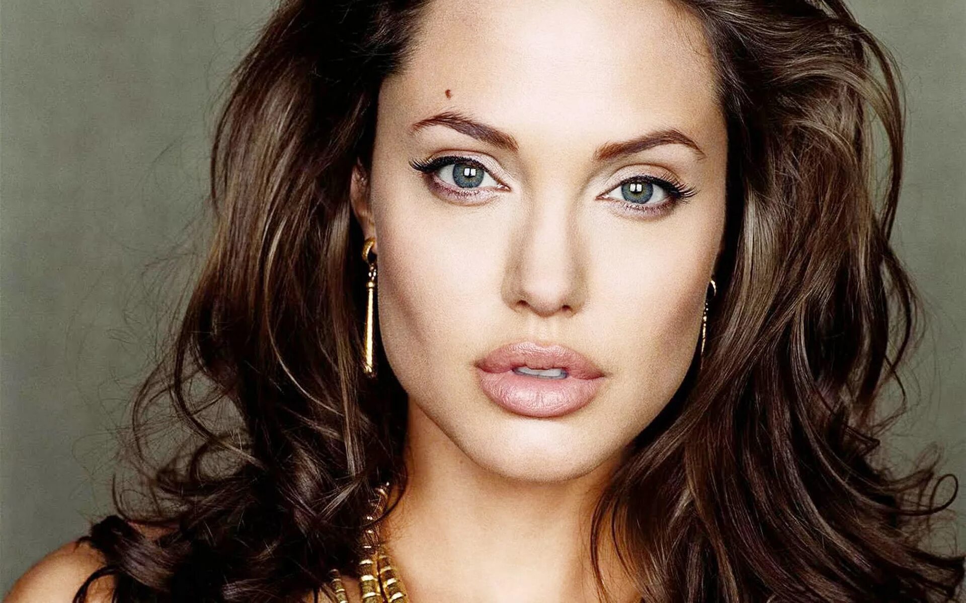 Какой актрисы говорит. Анджелина Джоли. Анджелина Джоли анфас. Раскосые глаза Анджелина Джоли. Актрисы Голливуда Анджелина Джоли.