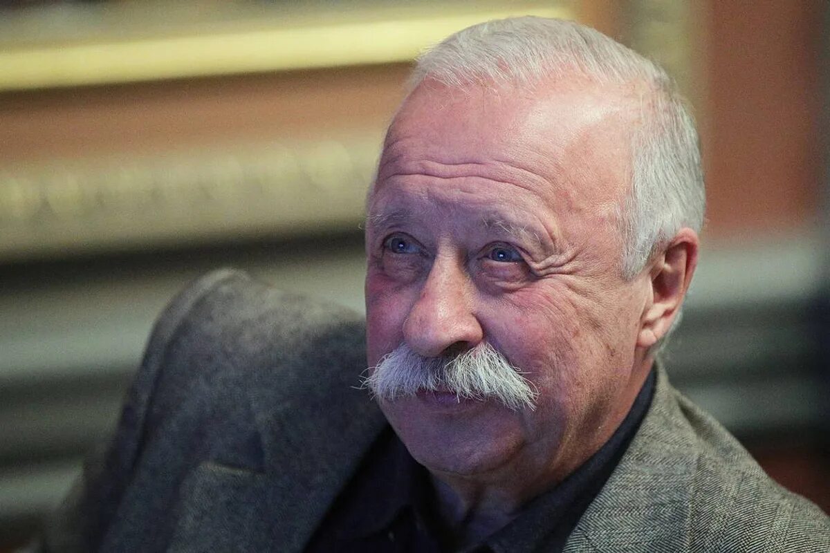 якубович 1990. леонид якубович в молодости. якубович. сколько лет ведущему поле чудес леониду якубовичу. леонид якубович 2020.