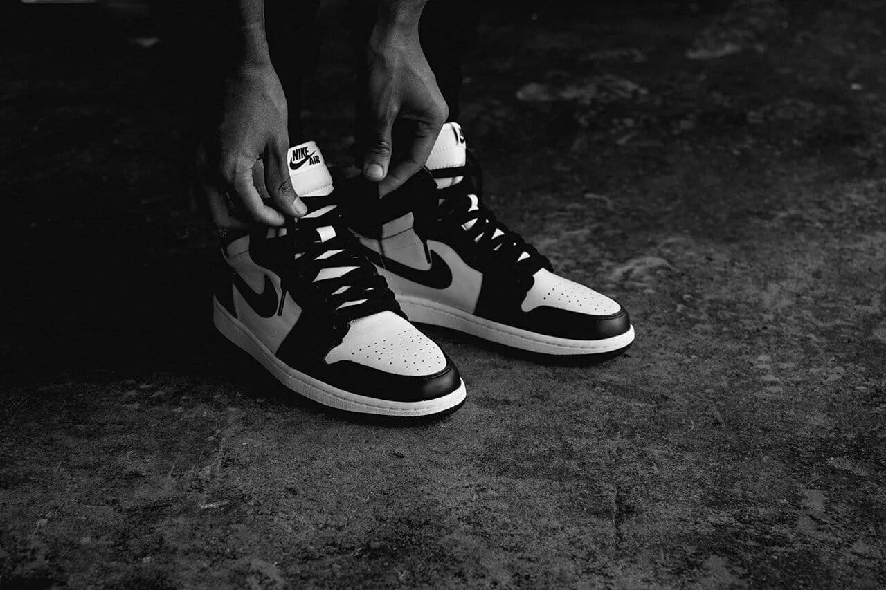 Черно белый найк аир. Nike Air Jordan 1 Black White. Nike Air Jordan 1 High Black White. Air Jordan 1 Retro High og Black White. Nike Air Jordan 1 Black/White (черно-белые).