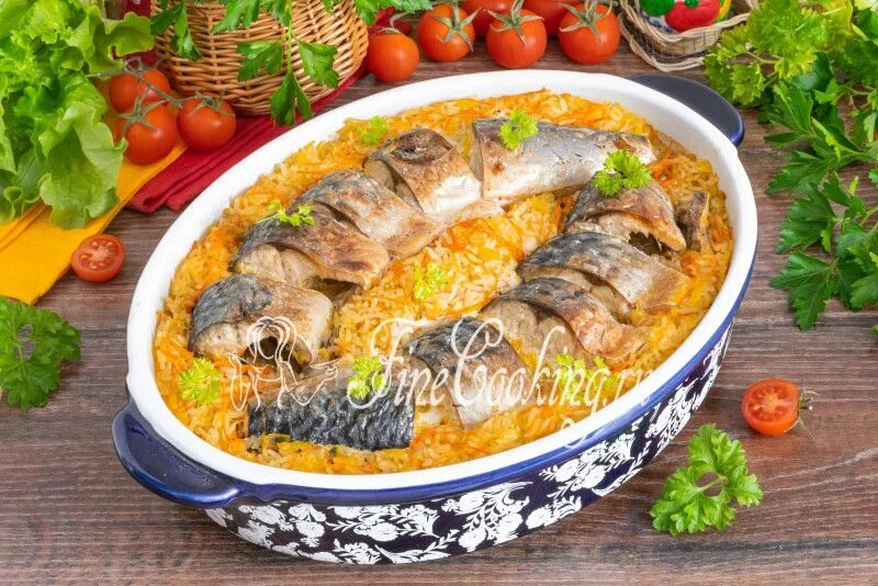Скумбрия с рисом и овощами. Скумбрия с рисом. скумбрия в духовке с рисом и овощами. скумбрия с рисом в духовке.