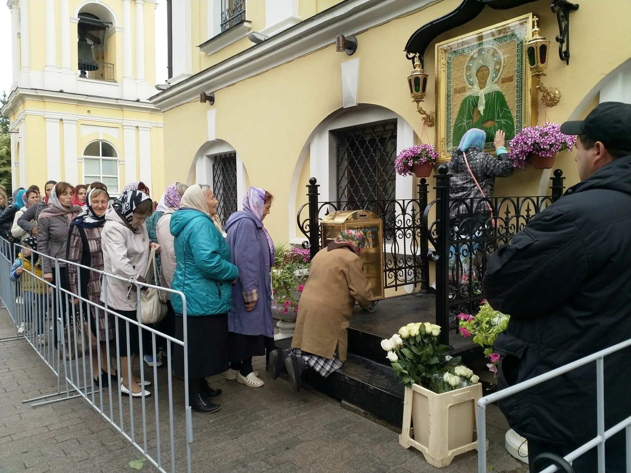 Матрена мощи в москве адрес. Храм Святой Матроны в Москве. Покровский монастырь Матронушка. Покровский монастырь в Москве Святая Матрона. Московский Покровский монастырь мощи Матроны Московской в Москве.