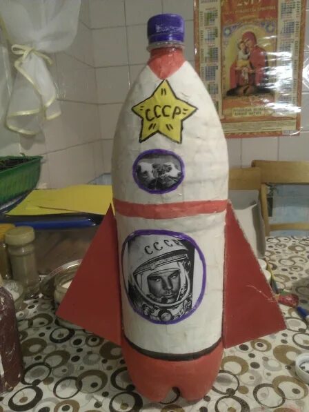 Ракета ко Дню космонавтики в детский сад. Поделка на день Космонафтик. Поделка на дн день космонавтики.