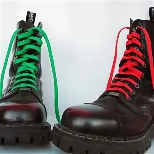 Что обозначают шнурки на берцах. Берцы панковские шнуровка. Ботинки с красными шнурками. Берцы с красными шнурками. Берцы с зелеными шнурками.