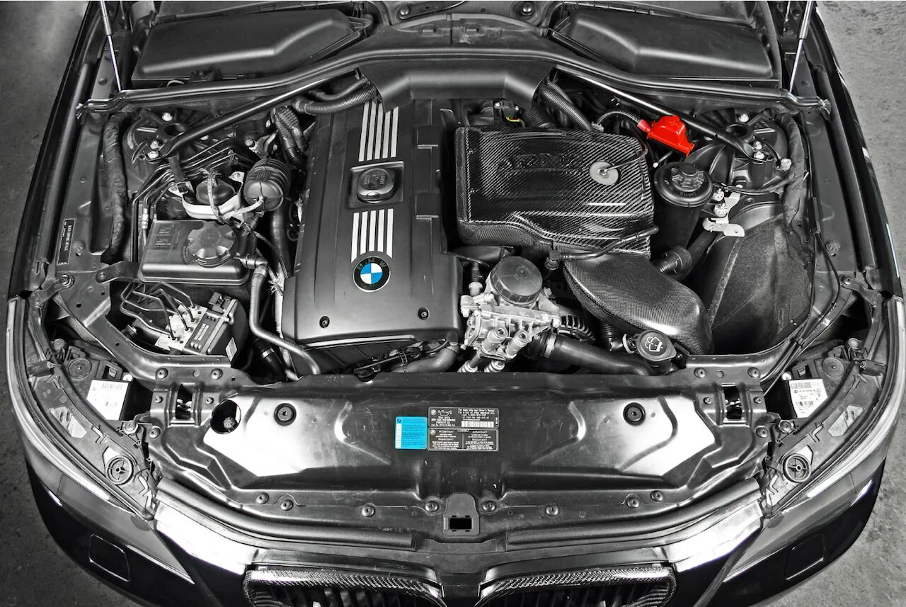 Е60 какие моторы. BMW 535i e60. BMW 535 e60. BMW e60 535 n54. E60 535i подкапотка.