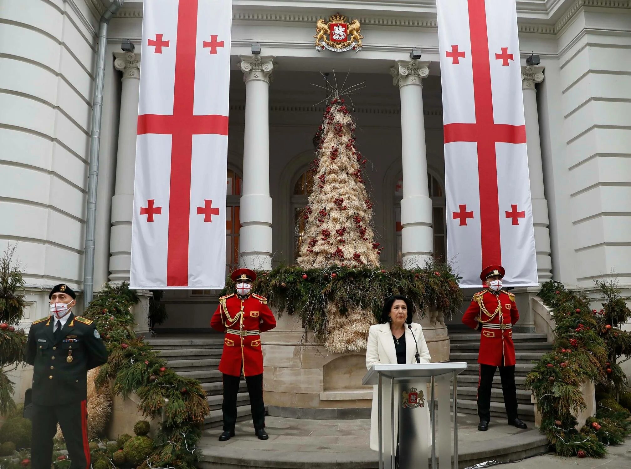 Резиденция президента Грузии Орбелиани. Администрация Грузии. Саакашвили и флаг Грузии. Грузия новый год Церковь.