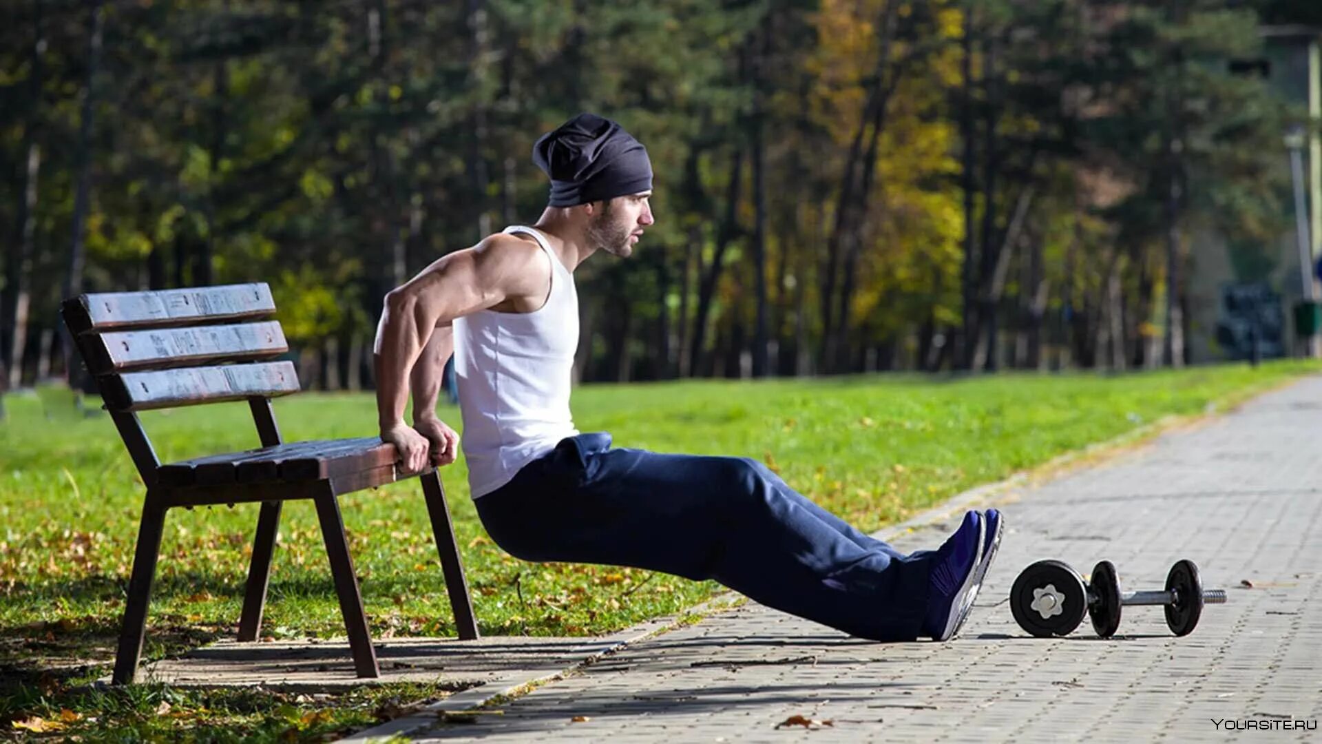 Тренировка на улице. Обратные отжимания. Отжимание от скамейки на улице. Workout на улице. В любых условиях т