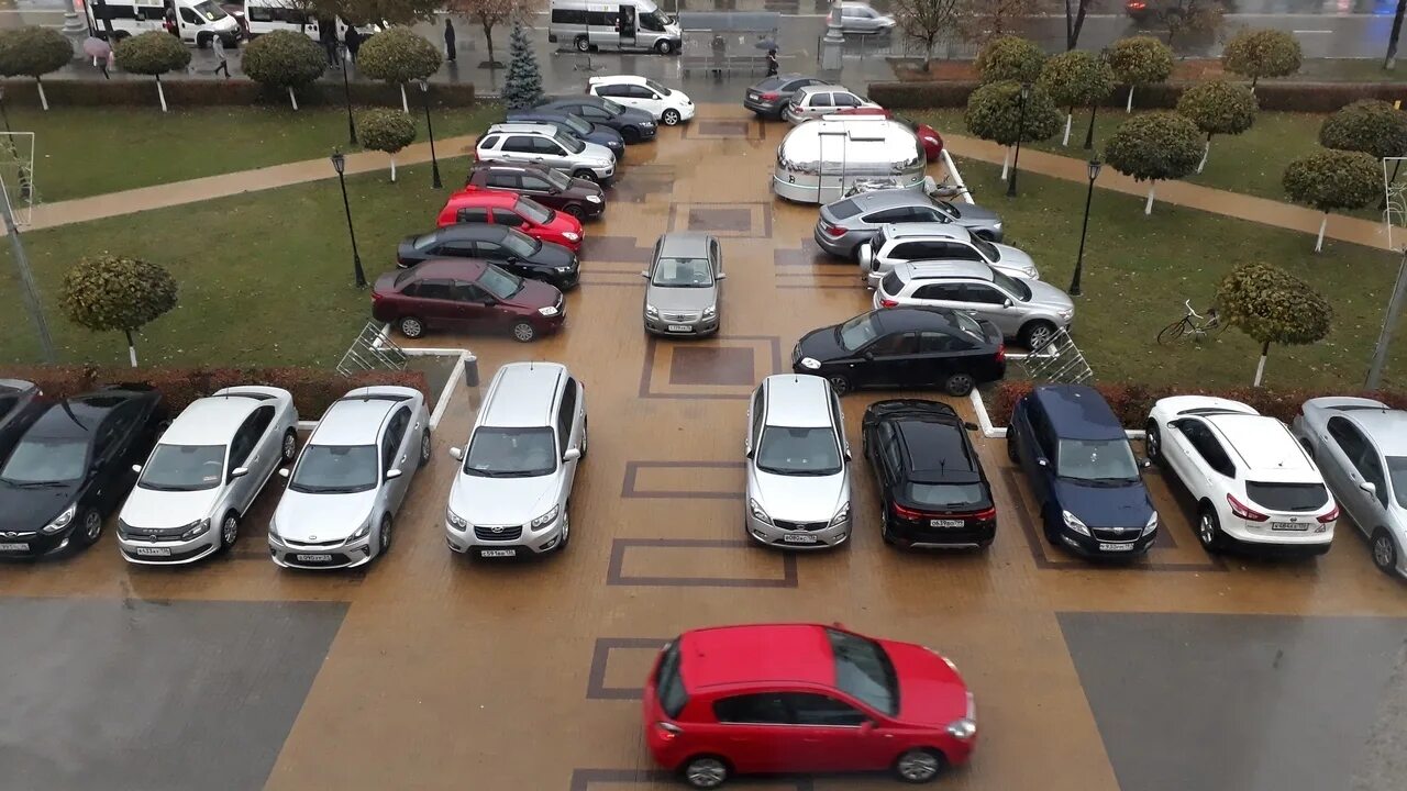 Парковка во дворе. Сколько осталось машин. Сколько всего машинок. Расстановка авто на авто. Стоянка автомобилей.