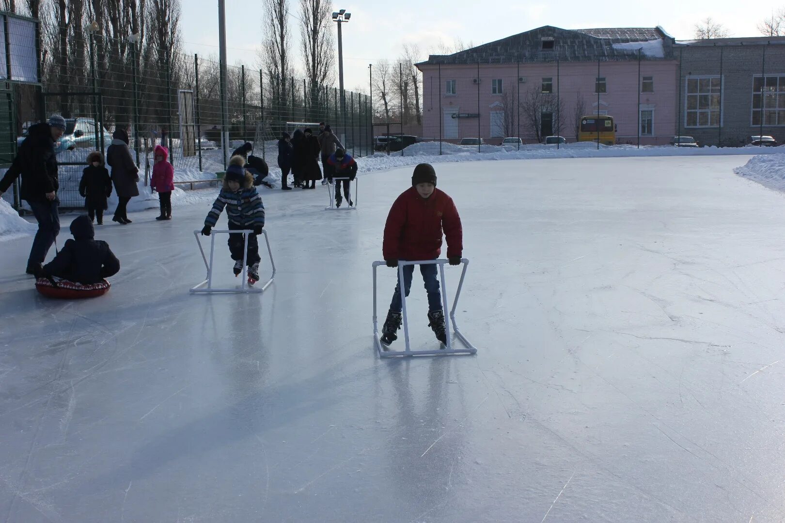 Сегодня есть каток. Ледовый каток Сокол Липецк. Спорткомплекс Обь Барнаул каток. Сокольский парк Липецк каток.