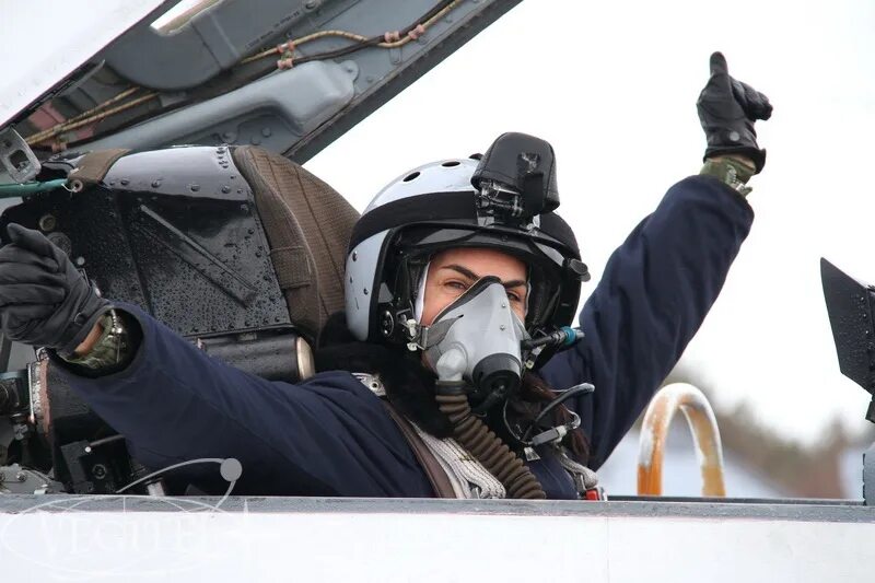 За штурвалом самолета. Миг 31 полет в стратосферу. Летчик за штурвалом. Пилот летают. Кабина летного экипажа.