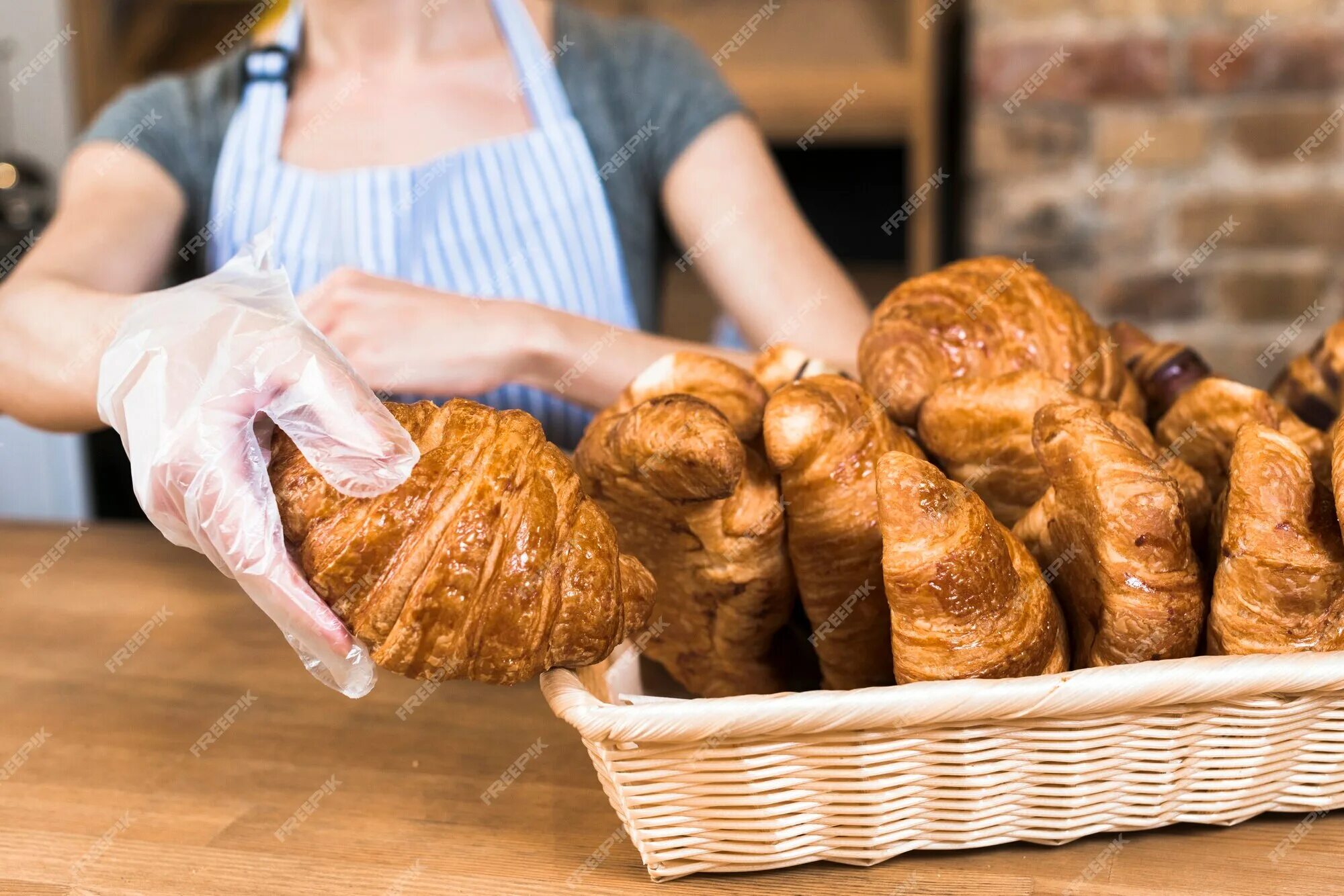 Дежурный пекарь еда. Руки пекаря. Хлеб в руках пекаря. Экскурсия в пекарню. Фото руки пекаря.