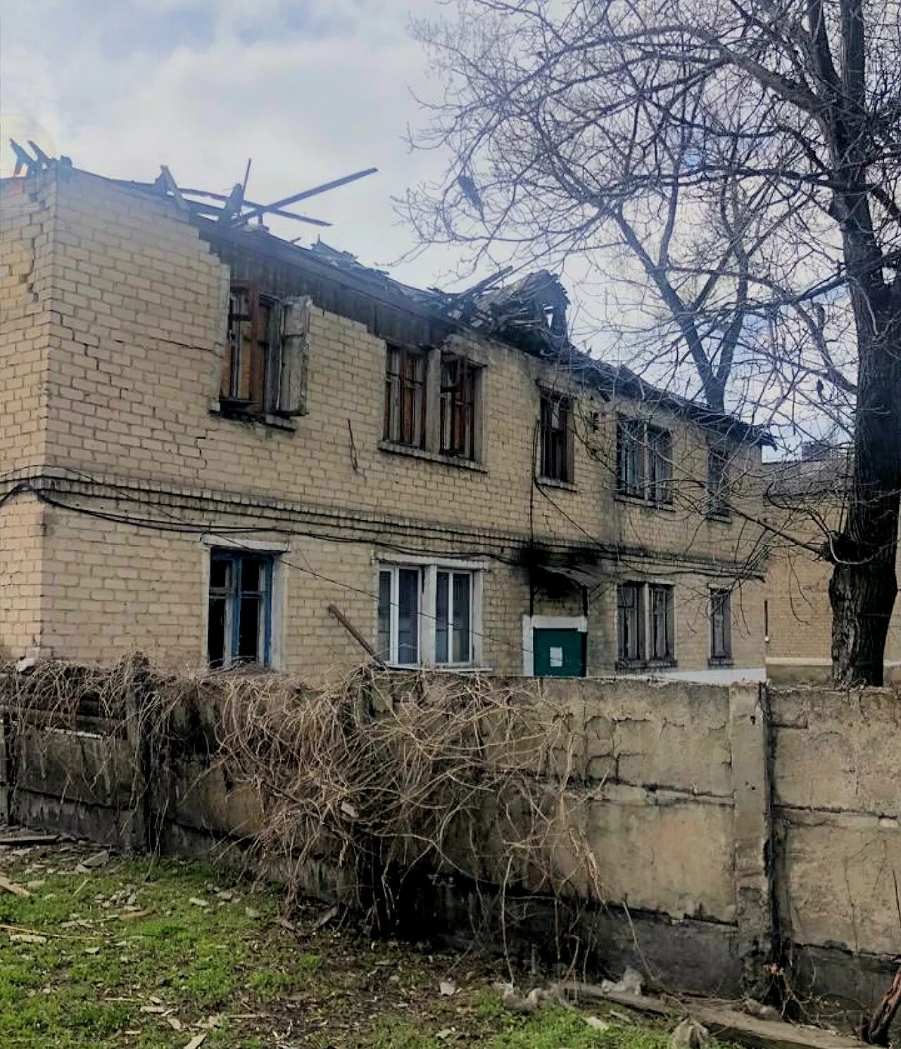 Город украинск сейчас. Украинск донецкая область сейчас. Разрушенный дом. Город украинск сейчас. Донецкая область селидово-украинск.