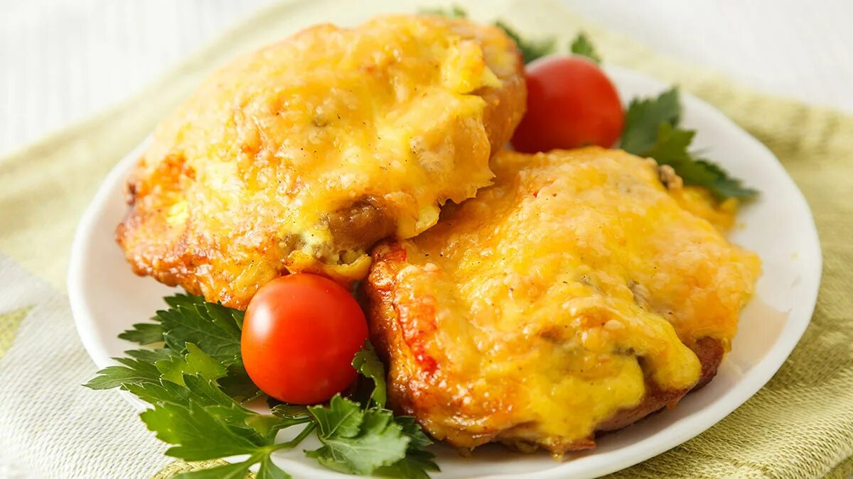 Рецепт курица под. Свинина под сыром в духовке. курица под сыром в духовке. мясо по французски. куриная отбивная под сыром.
