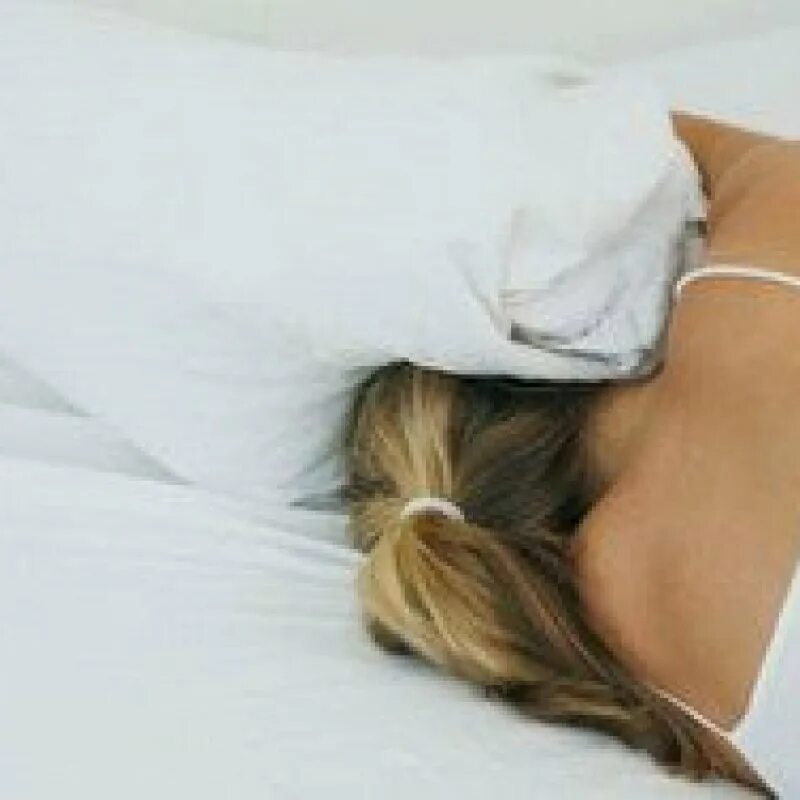 Спать головой в подушку. Спать с подушкой на голове. Подушка под голову. Заткнуть голову подушкой. Женщина закрывает голову подушкой.