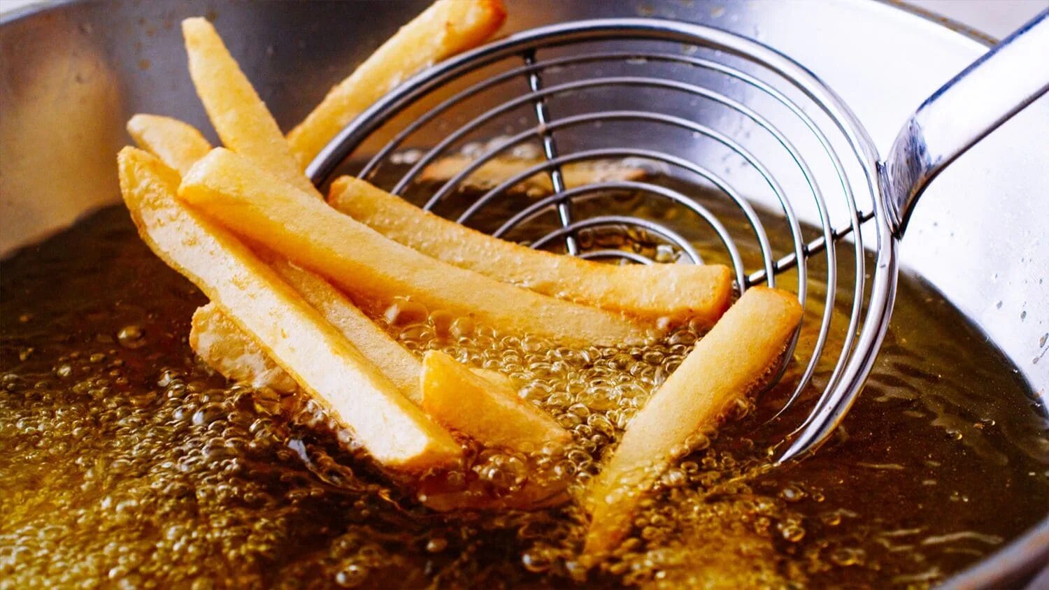 Можно ли использовать масло после жарки. Масло для фритюра. жарка картофеля во фритюре. жарка во фритюре. пища во фритюре.