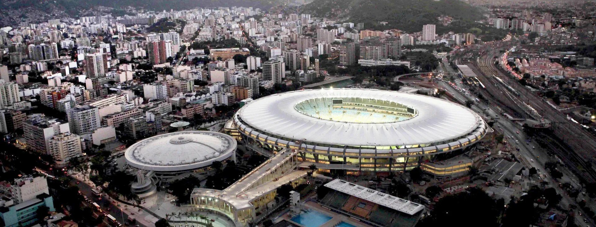 Маракана Рио-де-Жанейро. Стадион Рио де Жанейро. Стадион Рио де Жанейро Маракана 2000 год. Футбольный стадион в Рио де Жанейро.