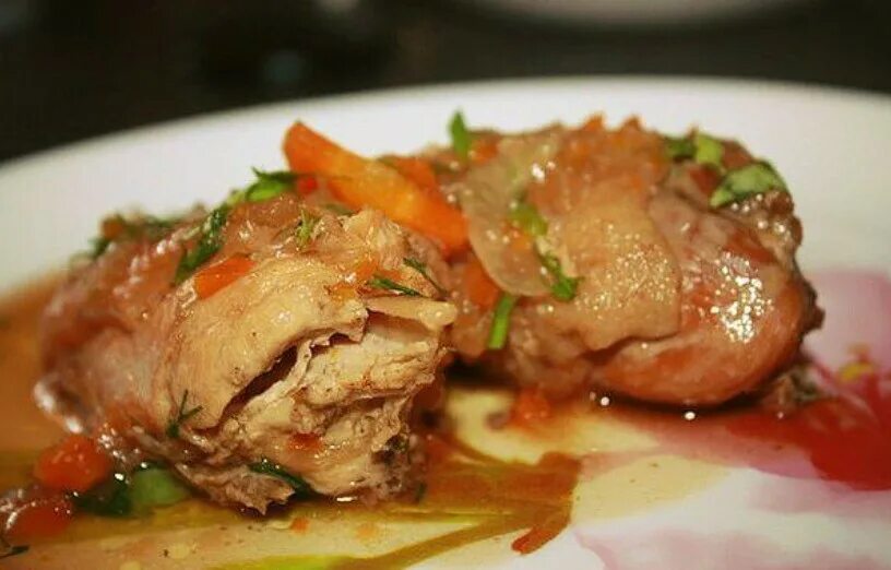 Курятина тушеная. Вкусная тушеная курочка. домашняя курица тушеная. домашняя курица тушеная в мультиварке. курица тушеная в пиве.