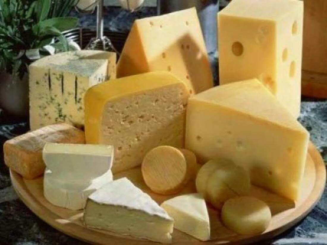 Производители хорошего сыра. Сыр твердый. Ассортимент сыра. Несколько видов сыра. Много сыра.