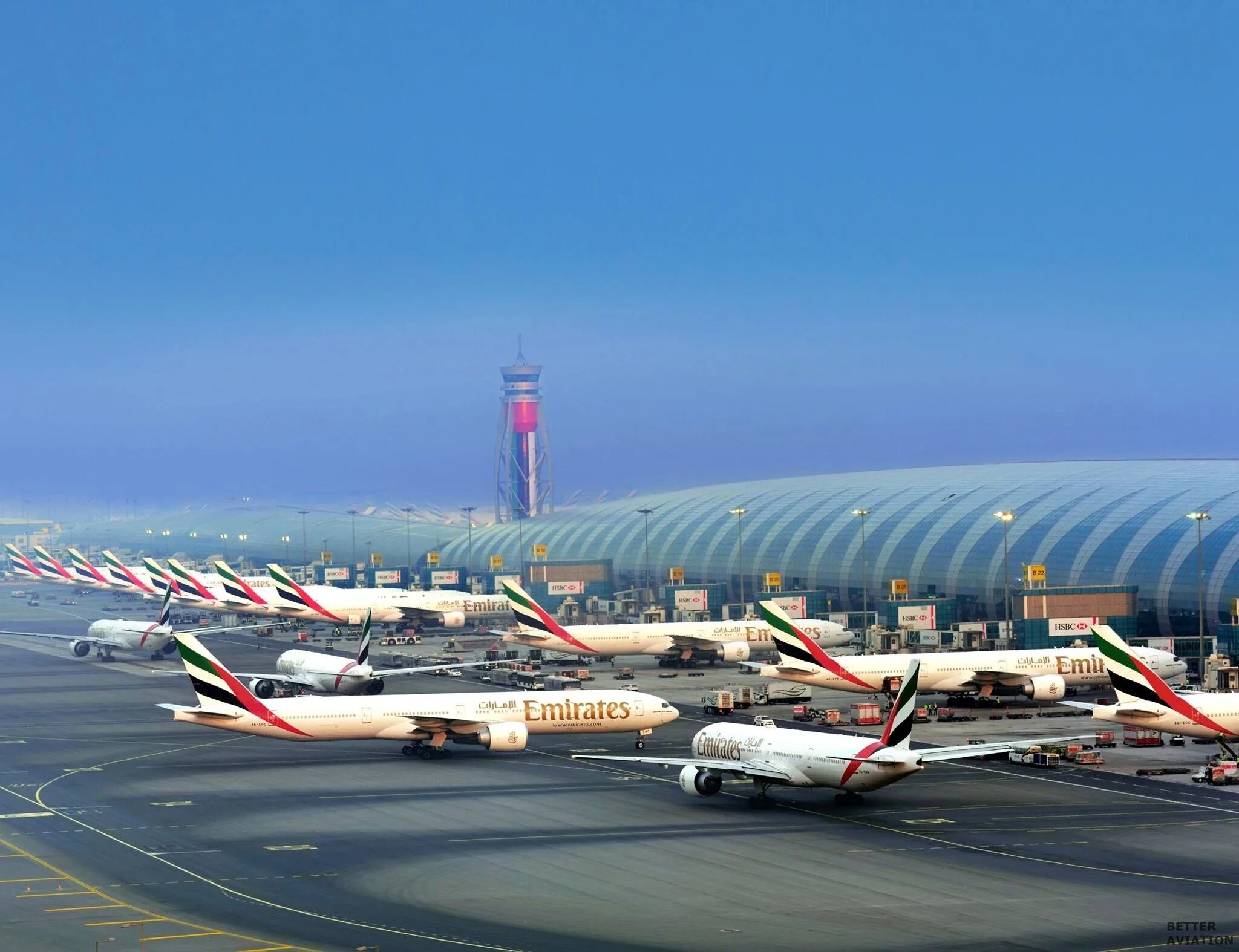 Дубайский аэропорт. Аэропорт Дубай. Эмирейтс аэропорт. Dubai Airport a380. Аэропорт Дубая эмиратес.