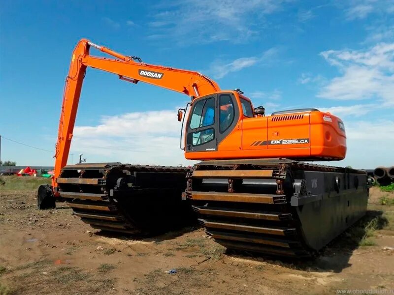 Doosan dx225lca. Экскаватор Доосан 225. Экскаватор Doosan dx225lca-7m. Плавающий экскаватор Doosan dx225lca SLR.