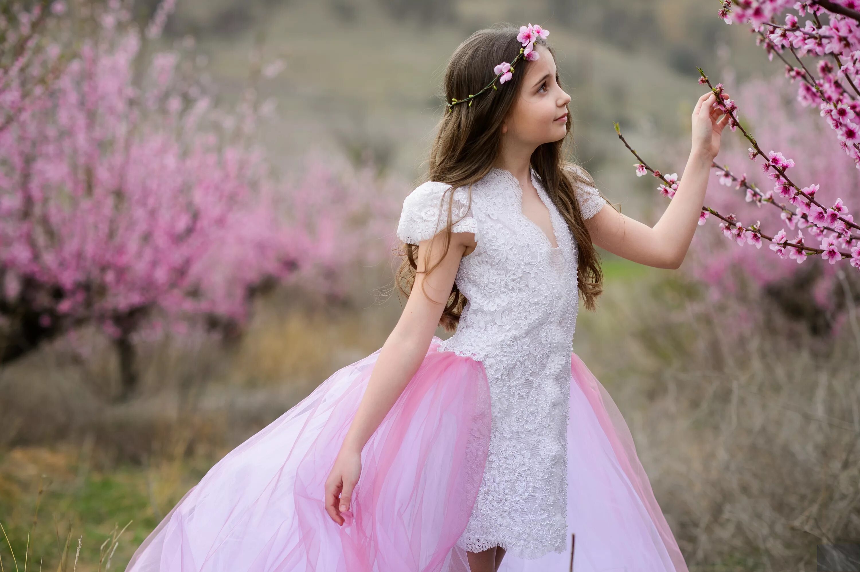 Образ для фотосессии для девочки. Девушка в розовом платье. Платье для девочки. Розовое платье для девочки. Девушка в розовом платке.