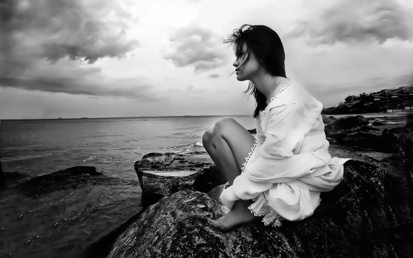 Одинокая и несчастная жизнь. Девушка на берегу моря. Одинокая девушка у моря. Грустная женщина.