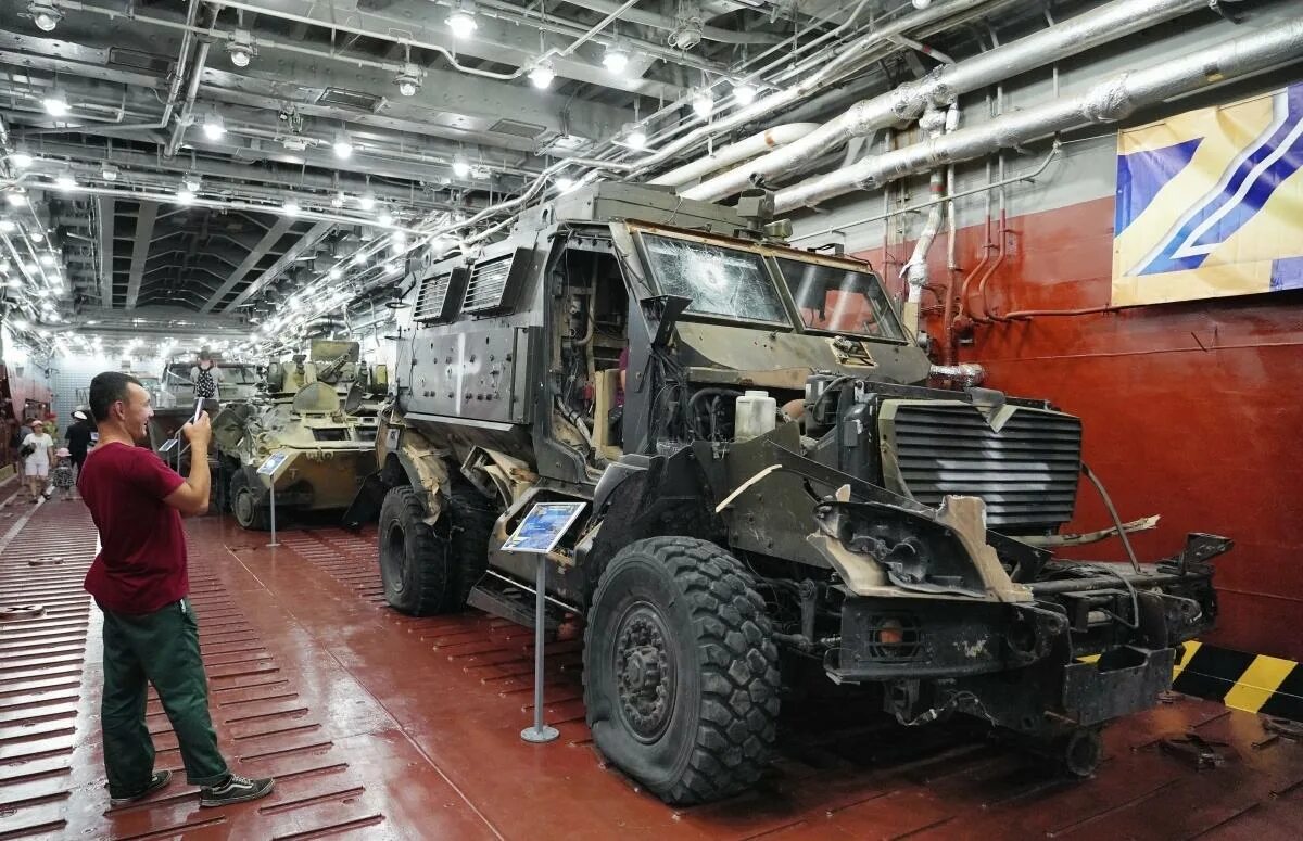 Выставка подбитой техники в спб. БТР MAXXPRO.