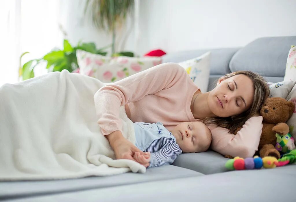 Sleep smile кроватки. Ребенок лежит на маме. Moms сон. Мама лежит на диване с младенцем на руках. Девушка в кресле со спящим ребенком.