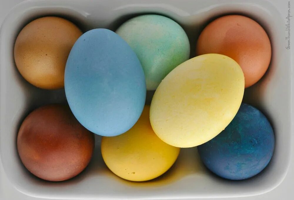 Окрашивание яиц натуральными красителями. Натуральные красители для яиц. Красители для яиц на Пасху. Крашеные яйца. Пасхальные яйца натуральные красители.