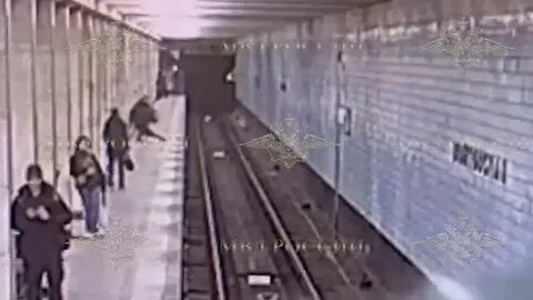 Столкнул девушку в метро