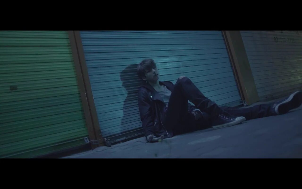 Turn around and i need you. Чонгук i need u. чонгук в клипе i need u. избитый чонгук i need u. i need u чонгук из клипа.