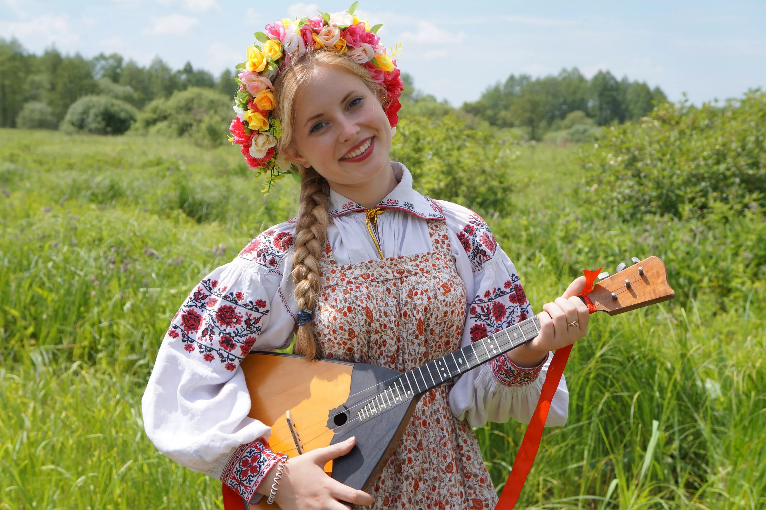 Девушка в русском народном костюме. Русская балалайка. Балалайка русский народный. Девушка в русском народном костюме поет.