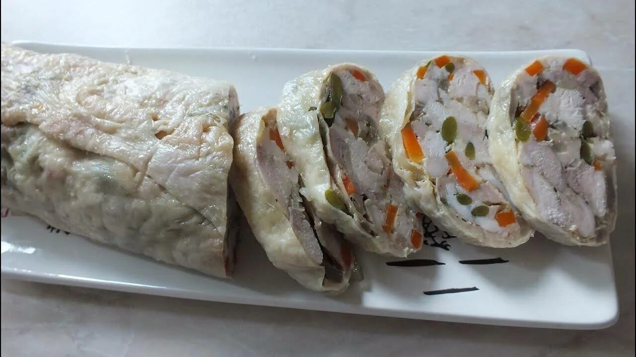 Рулет из курицы с желатином. Курица с желатином в духовке. Курица в желе в духовке. Мраморный рулет из курицы с желатином. Курица с желатином в духовке.