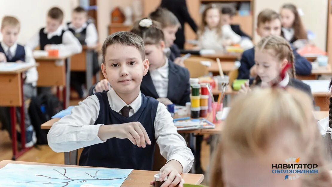 Плакат добро пожаловать в школу. Ученики на уроке. Здравствуй школа 2 класс. Проект в начальной школе. Дети в школе изо.