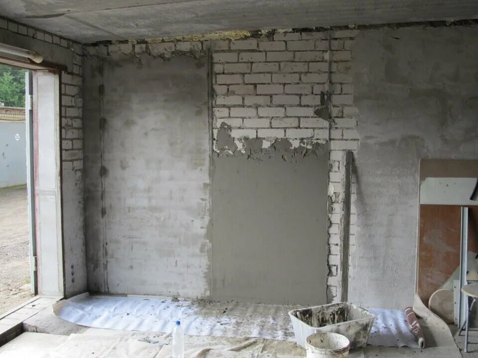 оштукатуренная стена. ровные стены. штукатурка стен помещении. штукатурка стен в квартире. внутренняя отделка газобетона.