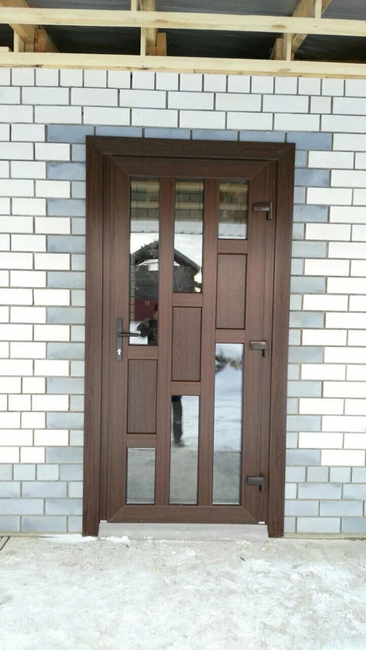 Входные двери пвх veka. Дверь пластиковая со стеклом. Дверь пластиковая глухая коричневая. Дверь пластиковая со стеклом входная. Уличная пластиковая дверь.