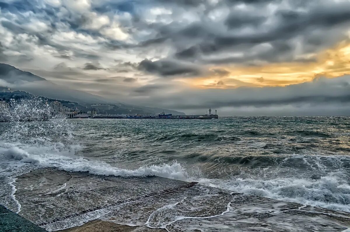 Дождливый крым. Крым шторм Ялта. Шторм в Крыму. Море шторм. Пасмурное море.
