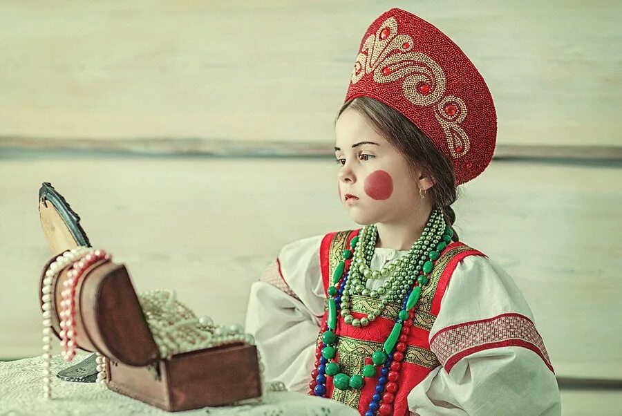 показывает язык рокерша. лицо девушки. инна чурикова марфуша. красная помада на лице. инна чурикова морозко.