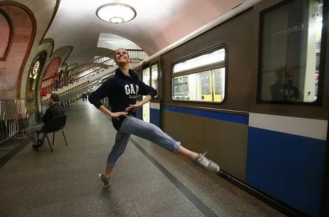 Балет в метро маяковская