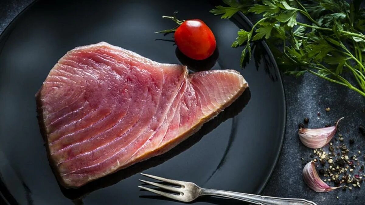 Тунец можно беременным. Тунец мясо. стейк тунца. тунец фото. голубой тунец стейк.