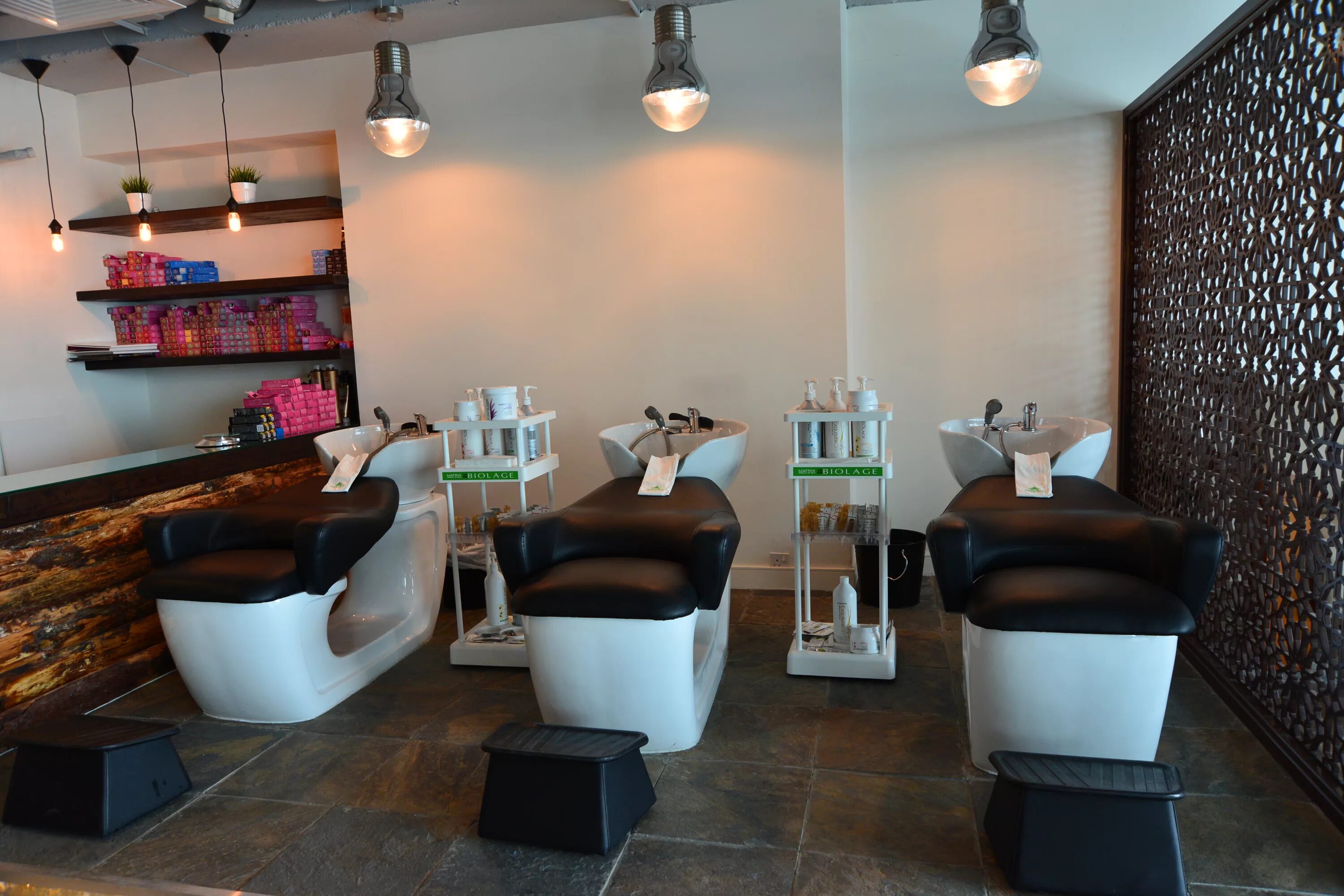 Потолок в салоне красоты. Декор стен в салоне красоты. Интерьер парикмахерской в светлых тонах. Стены в салоне красоты. Дизайн салона красоты.