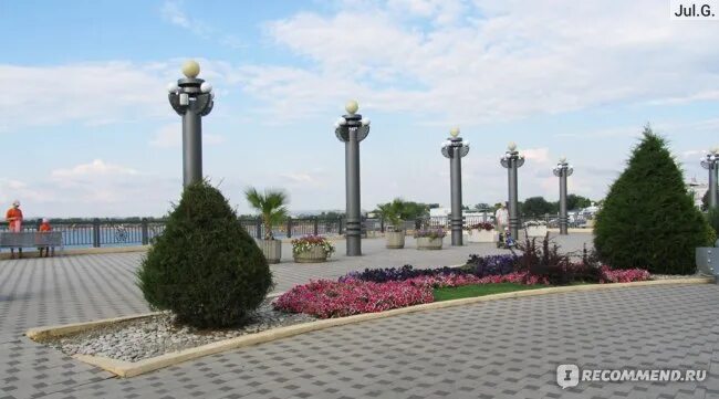 Насладитесь морскими пейзажами и свежим бризом на прогулке по Верхней набережной